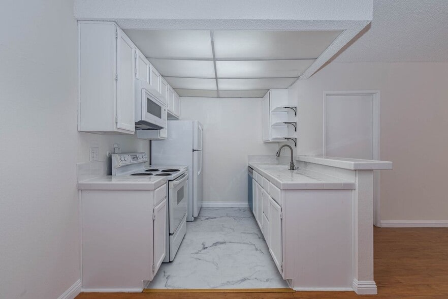 Building Photo - 355 S Madison Ave