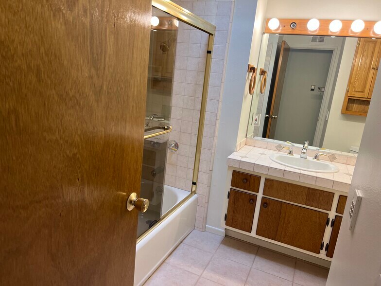 Building Photo - 7548 Newport Dr