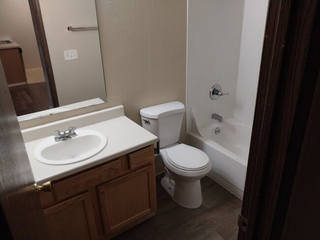 Building Photo - 1 bedroom 1 bathroom bottom floor downstairs apartment - Granvue Apartments