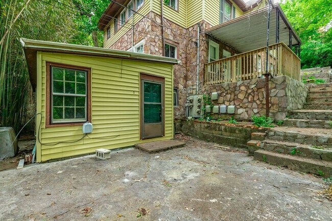 Building Photo - 518 E Manning St