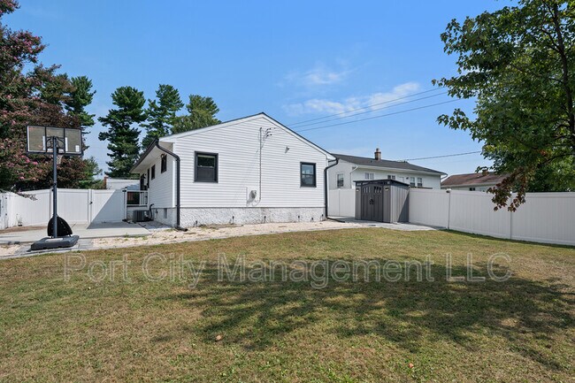 Building Photo - 7017 Yataruba Dr