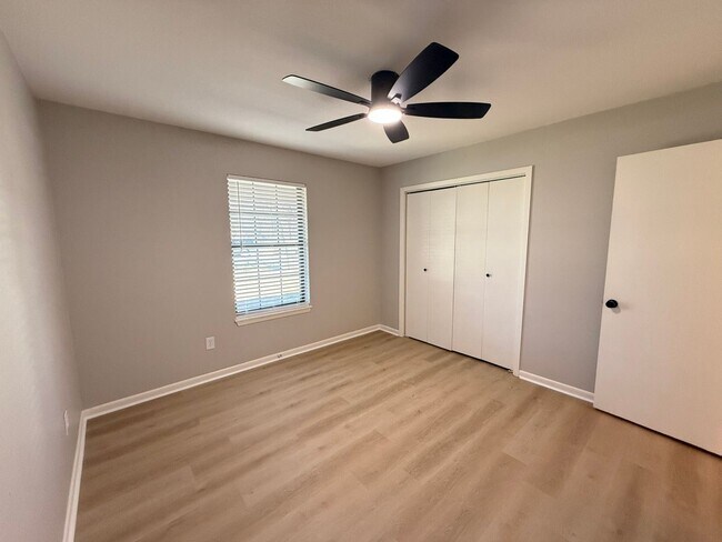 Building Photo - Available-Remodeled 3/2 with 4-Car Garage!