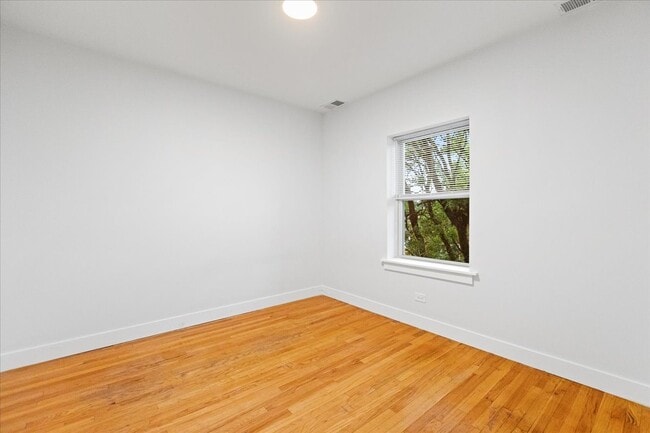Building Photo - 4055 N Spaulding Ave