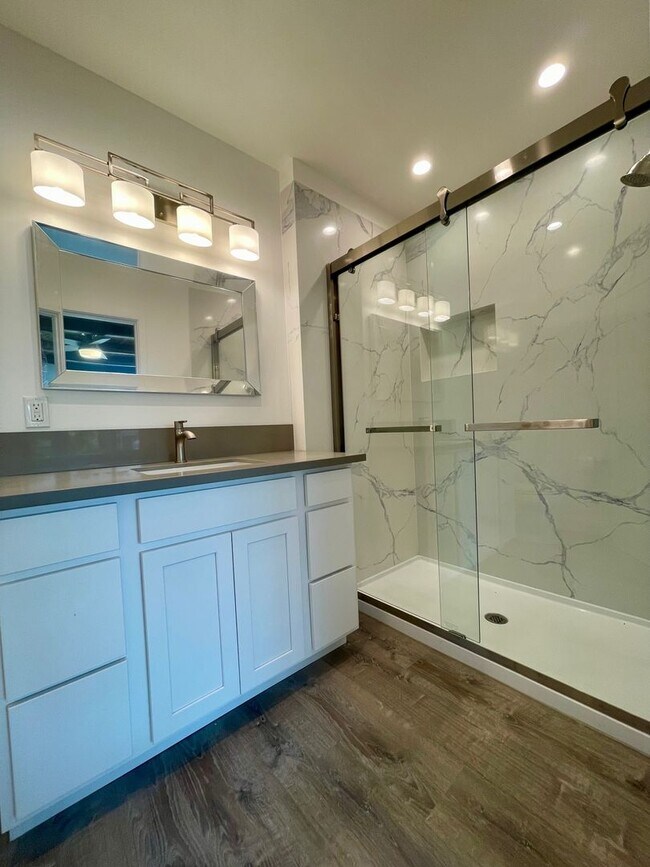 Building Photo - Fully Remodeled 4 Bedroom 2.5 Bathroom in ...