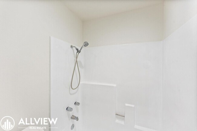Building Photo - Beautifully Upgraded 2 Bed, 2 Bath + Den W...