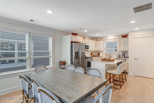 Building Photo - 19 Cummins St