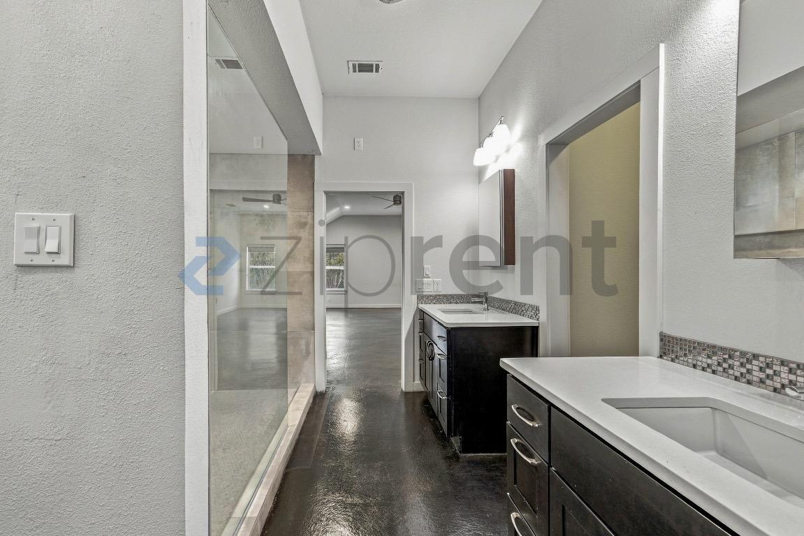 Building Photo - Unit