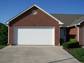 Building Photo - 2 bath, 2 car garage townhouse w/ bonus room and fenced yard