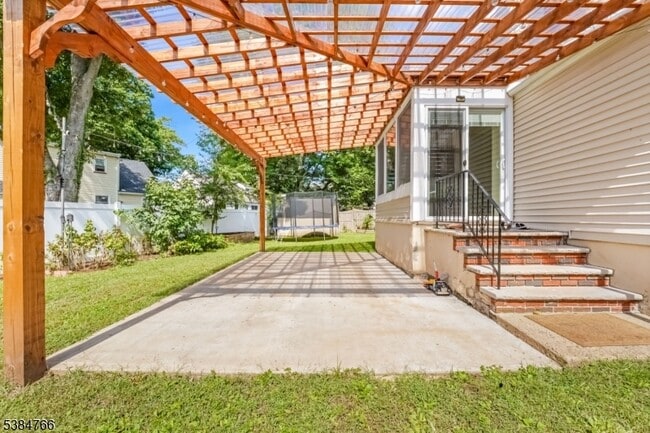 Building Photo - 425 Brook Ct