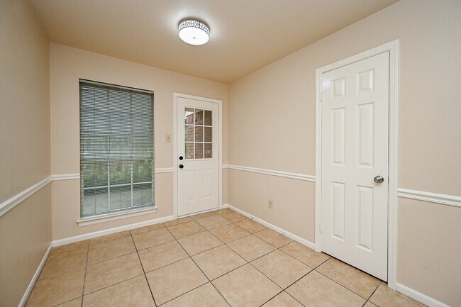 Building Photo - 72 Laughing Brook Ct