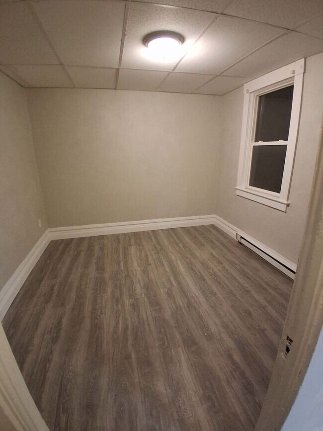 Building Photo - 2 Bedroom 1 Bath Renovated Apartment