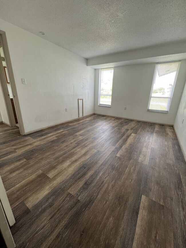 Building Photo - ** Single Family Home - Port Charlotte - 2 Bed / 2 Bath Plus Den/Bonus Room - Annual Rental - $16...