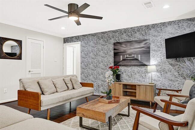 Building Photo - 5534 Loch Lomond Dr