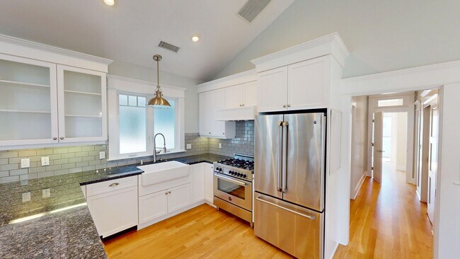 Building Photo - Spacious 4 Bed and 3 Bath Home in Coronado...