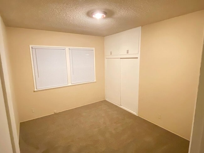 Building Photo - Nice Neighborhood North Long Beach 2 bd 1 ...