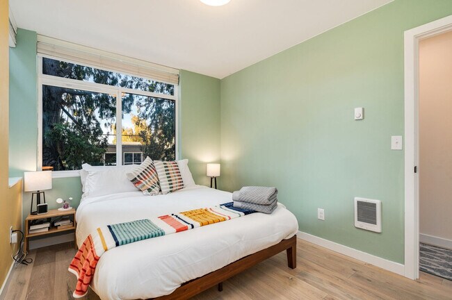 Building Photo - 673 Belmont Pl E