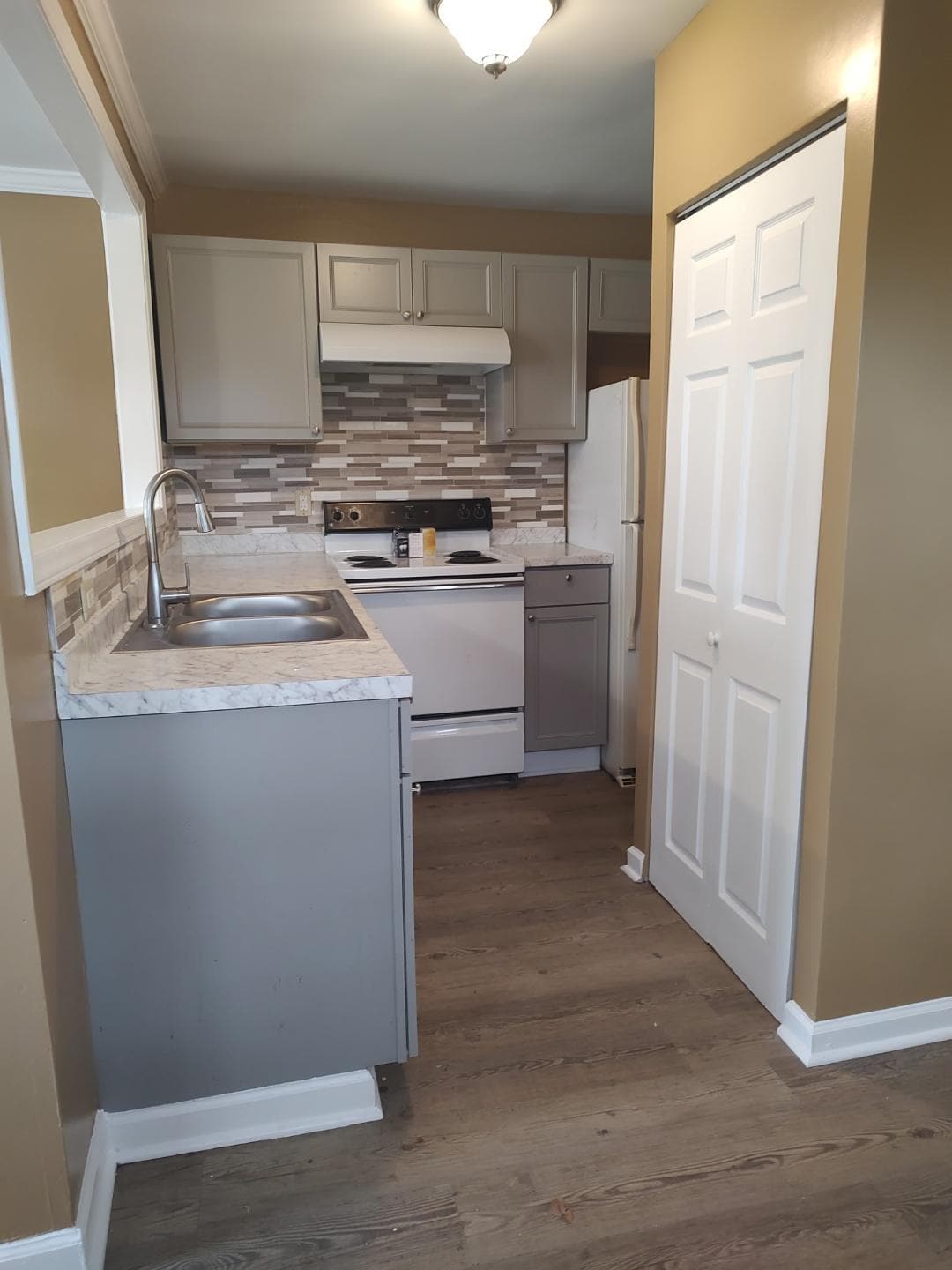 Beautifully Coordinated, Dual-sink Kitchen - 527 Oakland Pl