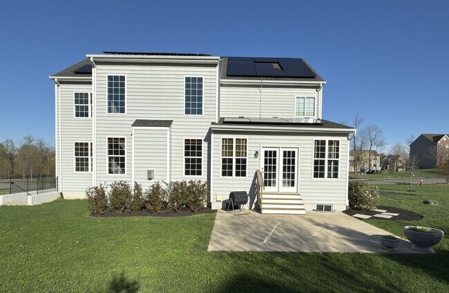 Building Photo - Spacious 4 Bed 3.5 Bath Home in Round Hill VA For Rent!