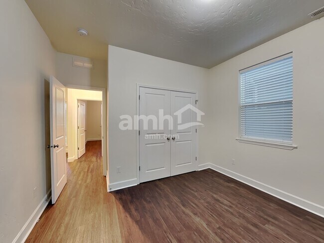 Building Photo - 3465 S Bartlett Ave