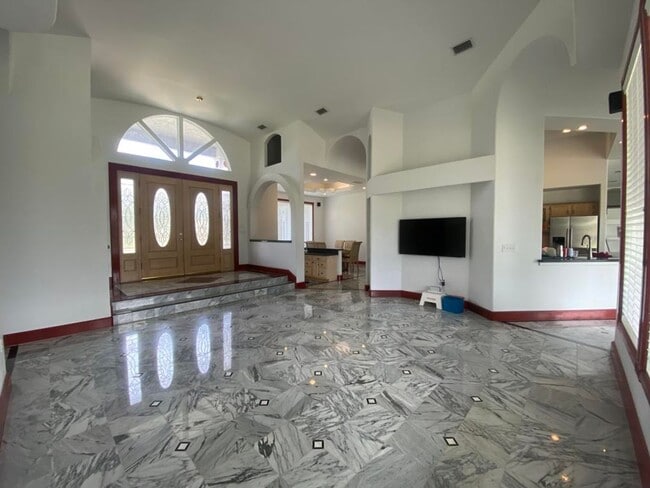 Building Photo - Spacious 3/2 with In-Law Suite