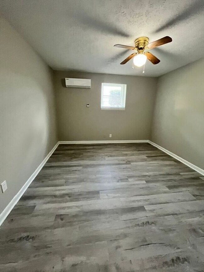 Building Photo - 2082 Fairmont Ct