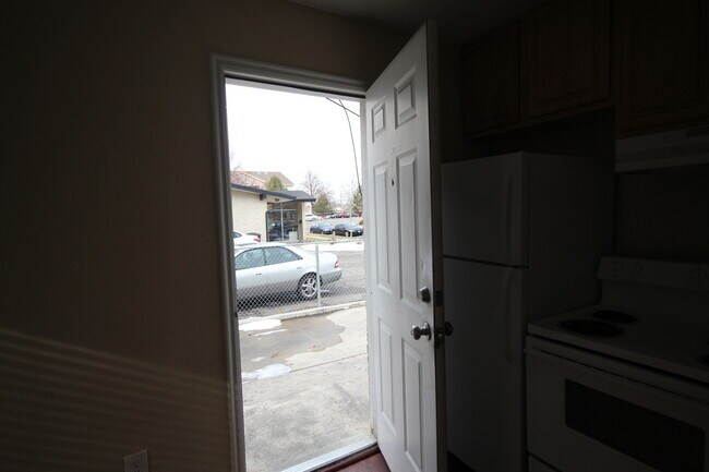 Building Photo - 3 Bedroom Duplex with Lovely Backyard(Upstairs)