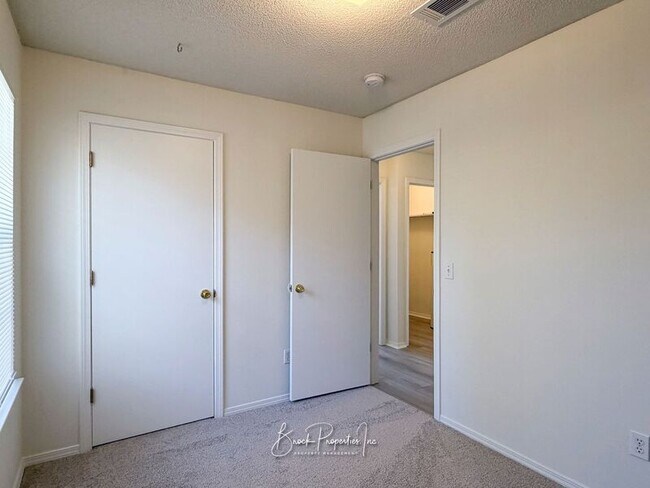 Building Photo - 501 Ashwood Ln