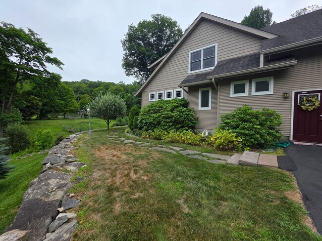 Building Photo - Luxurious 3-Bedroom Home in Poughquag, NY