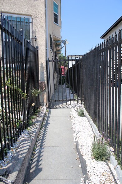 Building Photo - 441 W 79th St