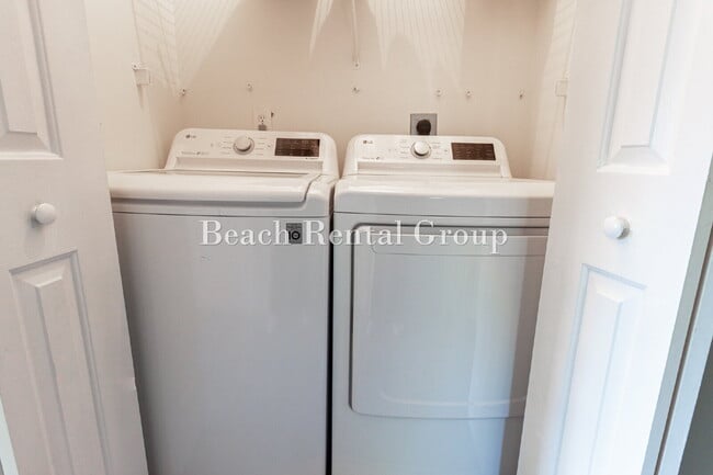 Building Photo - Open and Inviting End Unit