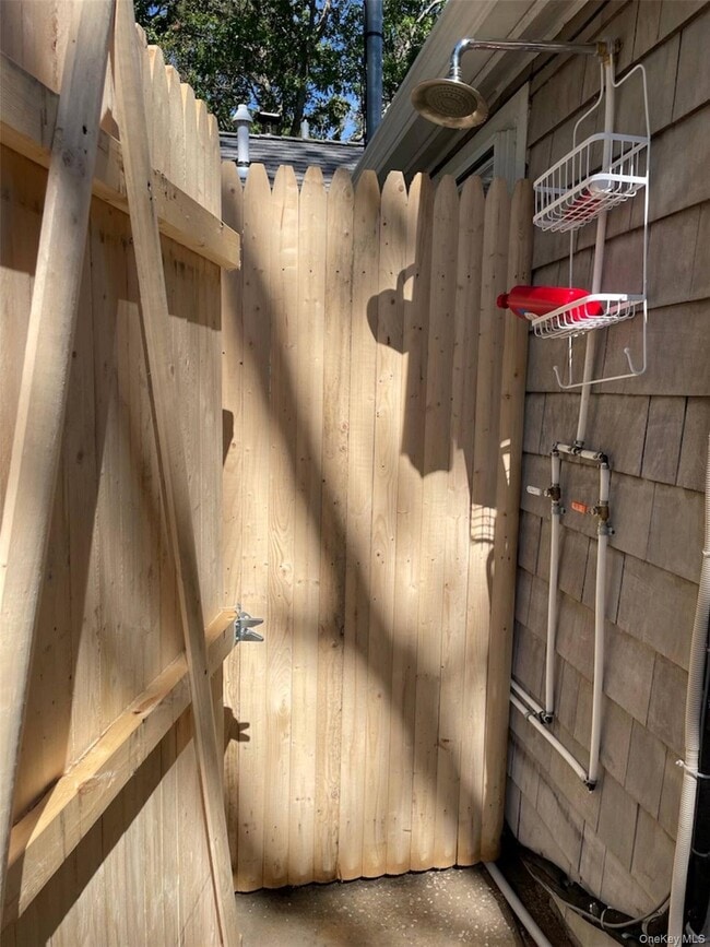 Building Photo - 332 Canoe Pl Rd