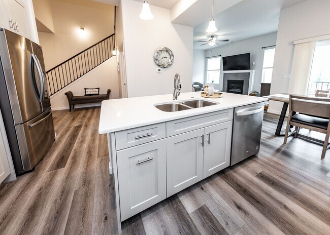 Building Photo - Fully Furnished 3 Bedroom 2.5 Bath Luxury Townhome by Garden of the Gods