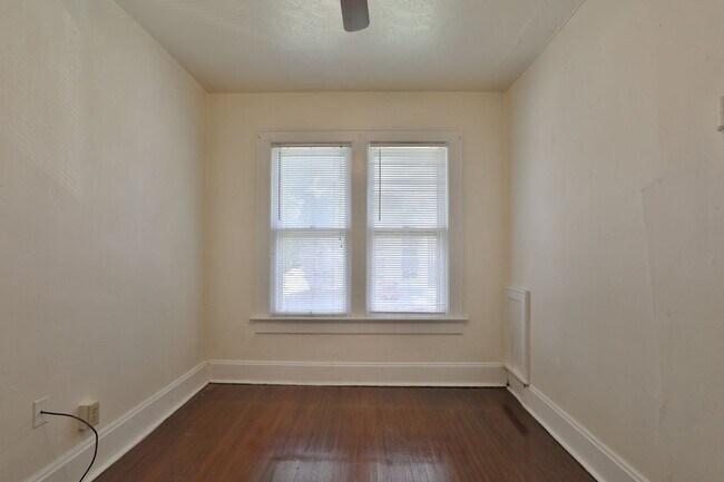 Building Photo - Central Campus - LARGE 4 Bedroom House with off-street parking