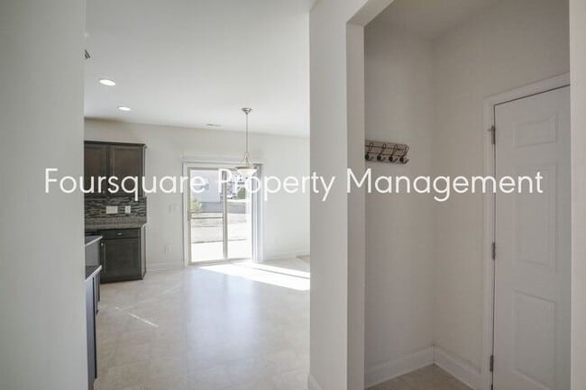 Building Photo - Spacious Single-Family Home with Open Floor Plan, Loft & Two-Car Garage – In the Popular Arrowhea...