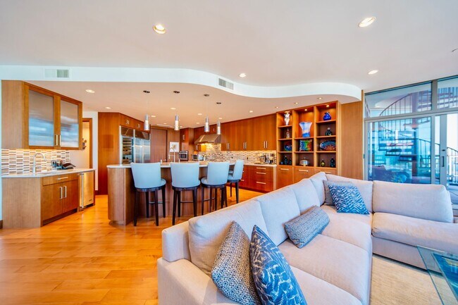 Building Photo - 2Bd/2.5Ba Seattle  Penthouse