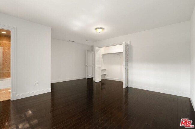 Building Photo - 519 N Rexford Dr