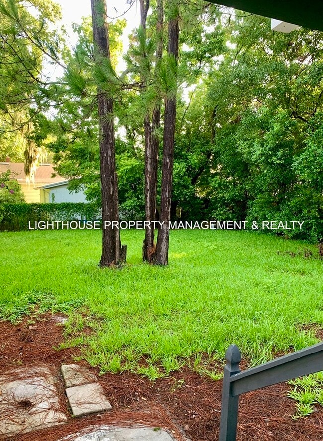 Building Photo - Renovated 2 Bed/2 Bath Home! Fantastic Loc...