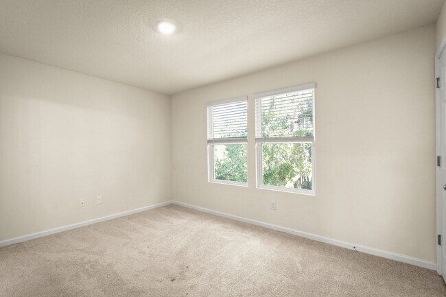 Building Photo - Charming 3-Bedroom Townhome for Rent in Wh...