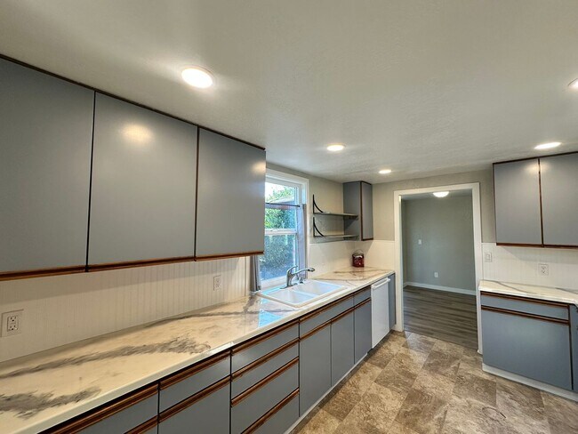 Building Photo - $500 OFF Move in Costs!!