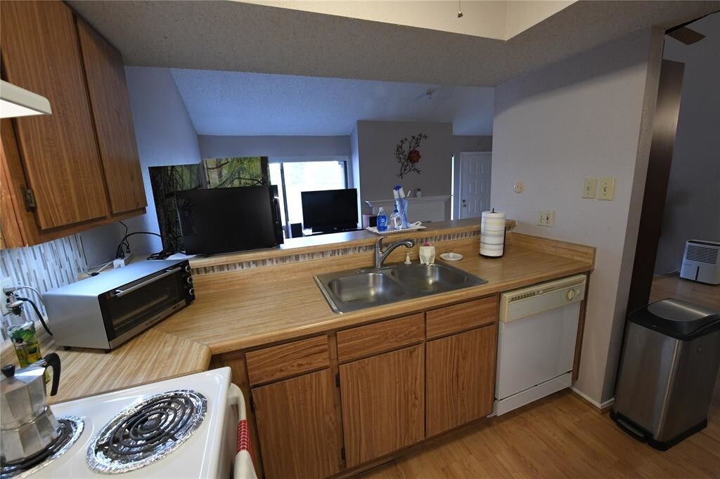 Cute Breakfast Bar - 3174 Windchase Blvd