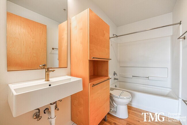 Building Photo - Top-Floor 2BD/2BA Condo w/ Stunning Park Views & Utilities Included