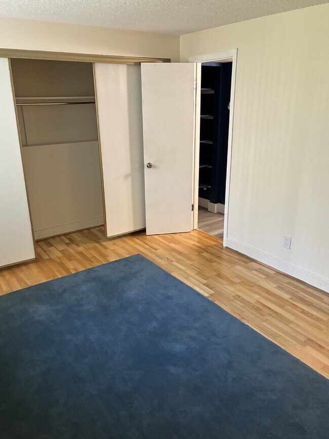 Building Photo - Beautiful Townhome - 4 Bedrooms 3 Bathroom with 2 Additional Bonus Rooms!