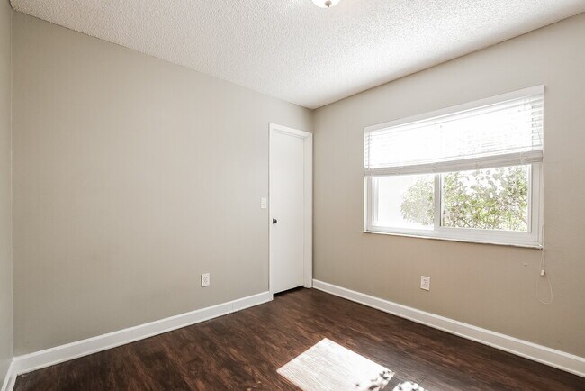 Building Photo - 1009 Black Willow Dr