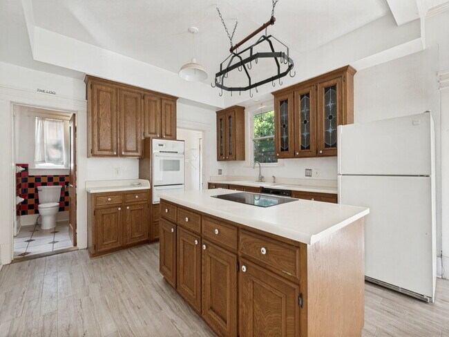 Building Photo - "Charming 4-Bedroom Home with 2 Full Baths in Vibrant Dallas Neighborhood!"