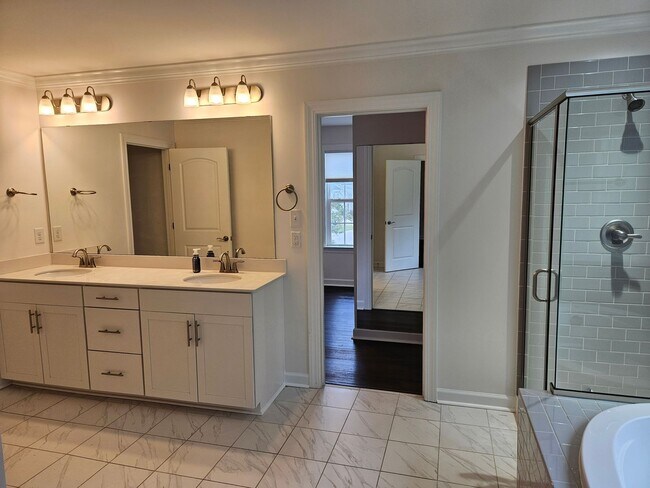 Building Photo - Beautiful unfurnished 3 bed 2.5 bath home ...