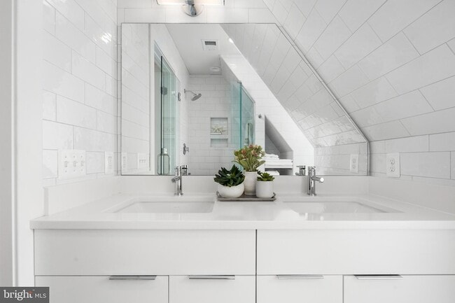 Building Photo - 1015 D St NE