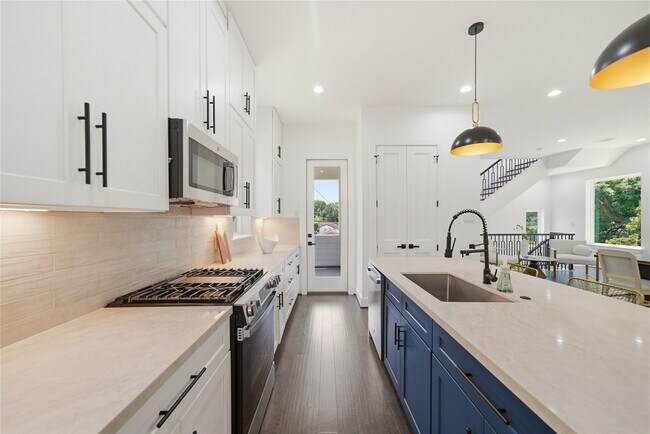 Building Photo - 5024 Winnetka St