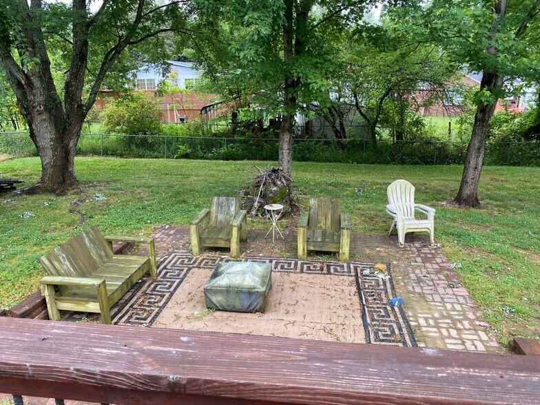 Building Photo - 335 E 17th St