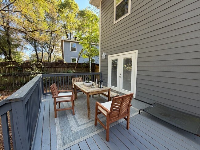 Building Photo - 411B Redwood Ave