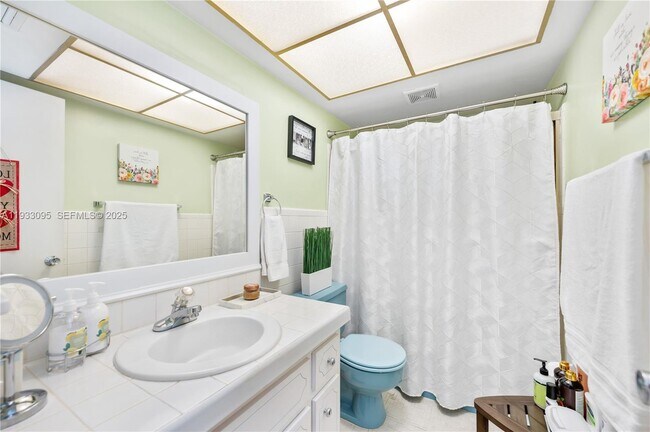 Building Photo - 11960 NE 19th Dr